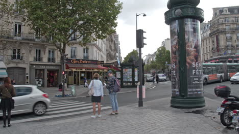 Zeitraffer-Eines-Spaziergangs-Entlang-Der-Belebten-Pariser-Straße-In-Frankreich
