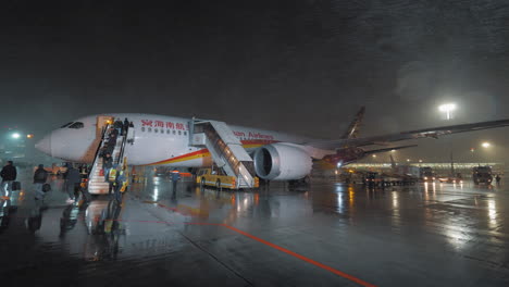 Deboarding-Hainan-Airlines-plane-in-Sheremetyevo-Airport-at-night