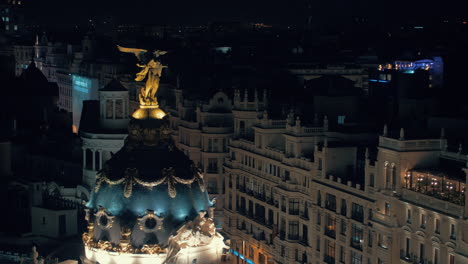 Nacht-Madrid-Mit-Blick-Auf-Die-Kuppel-Des-Metropolengebäudes-Spanien
