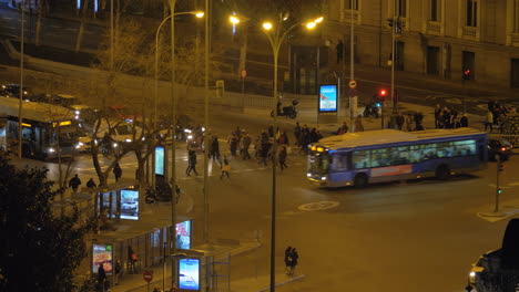 Abendlicher-Blick-Auf-Die-Stadt-Mit-Menschen,-Die-Die-Straße-überqueren,-Und-Verkehr-In-Madrid