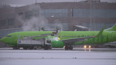 Avión-S7-Descongelado-Antes-Del-Vuelo-Al-Aeropuerto-De-Domodedovo-En-Moscú