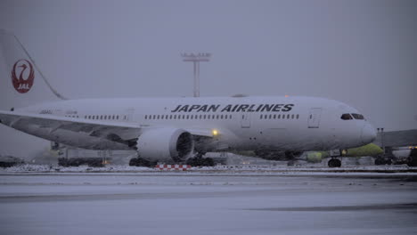 Boeing-787-8-Dreamliner-Von-Japan-Airlines-Unter-Schneefall-Am-Flughafen