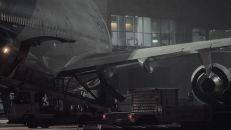 Boeing-747-400-of-Thai-Airlines-is-prepared-for-unloading-baggage-at-night
