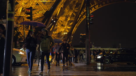 Menschen-überqueren-Die-Straße-Am-Eiffelturm-In-Der-Nacht-In-Paris,-Frankreich