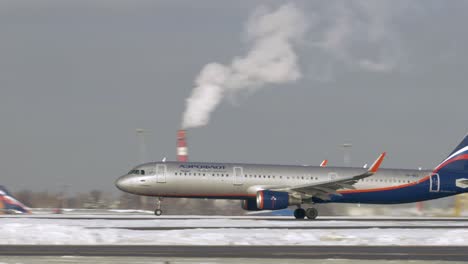 A321-Jetliner-Der-Aeroflot-Startet-Am-Wintertag-In-Russland