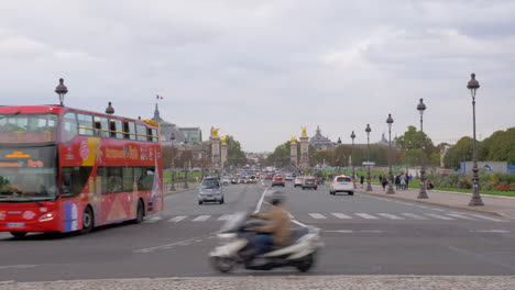 Autoverkehr-In-Paris,-Straßenansicht-Mit-Grand-Palais-Und-Pont-Alexandre-III