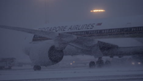 Schneesturm-Am-Flughafen,-Flugzeug-Fährt-Zur-Landebahn