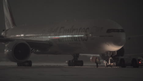 Pushback-of-Emirates-airplane-at-winter-night