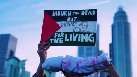 Protest-Placard-at-National-March-for-Palestine-and-Gaza-in-London,-UK---"Mourn-the-Dead-but-Fight-Like-Hell-For-the-Living