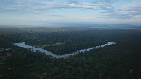 Zoom-Lento-En-Timelapse-Aéreo-De-Las-Nubes-Del-Atardecer-Sobre-Angkor-Wat-En-Camboya