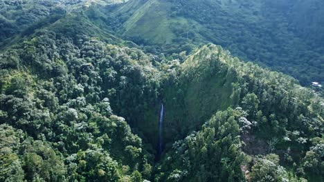 Salto-Rodeo-Cascada-Entre-Exuberantes-Montañas-De-Bonao-En-República-Dominicana
