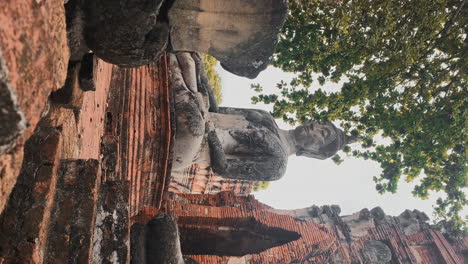 Vertikale-Der-Antiken-Buddha-Skulptur-Im-Thailändischen-Wald