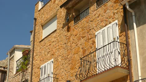 Detail-Der-Fassade-Einer-Residenz-In-Einem-Alten,-Typisch-Spanischen,-Malerischen-Dorf-In-Borriol,-Spanien