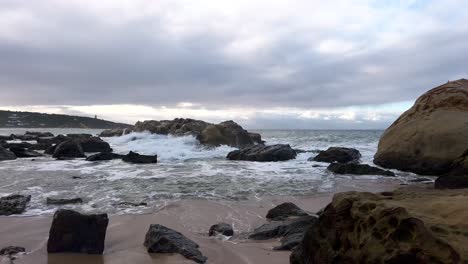 Meereswellen-Krachen-Gegen-Eine-Majestätische-Natürliche-Felsformation-An-Der-Küste