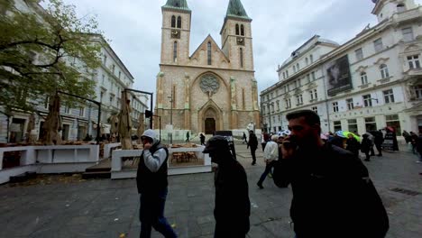 Sarajevo,-Kirchen-Und-Moscheen:-Entdecken-Sie-Sarajevos-Reiche-Religiöse-Vielfalt,-Die-Kirchen-Und-Moscheen-Miteinander-Verbindet