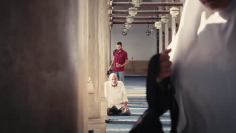 Egyptian-man-praying-at-Al-Azhar-Mosque