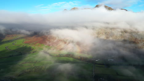 Berggipfel-Ragen-Aus-Der-Wolkenschicht-Hervor,-Die-Vom-Frühen-Herbstsonnenlicht-Beleuchtet-Wird