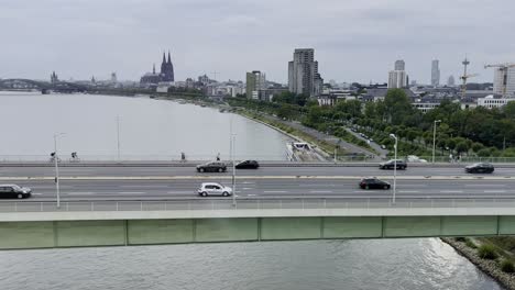 Autobrücke-Mit-Einer-Stadt-Im-Hintergrund-In-Deutschland