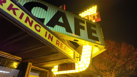 Helle-Vintage-Leuchtreklame-Für-Kelcy&#39;s-Café-In-Tehachapi,-Kalifornien