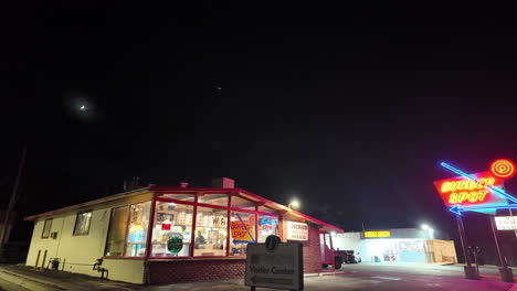 Burger-Spot-diner-in-Tehachapi,-California-at-nighttime