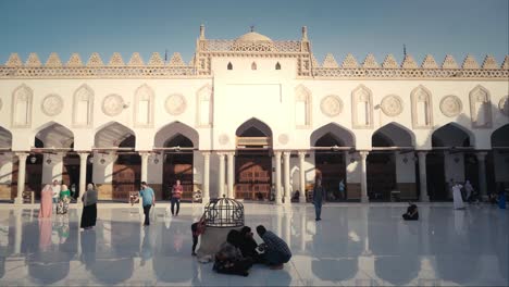 Gente-Sentada-En-El-Patio-De-La-Mezquita-Al-azhar-En-El-Cairo,-Egipto