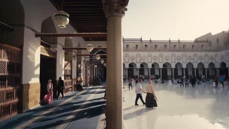 People-strolling-in-the-courtyard-of-Al-Azhar-Mosque-in-Cairo,-Egypt