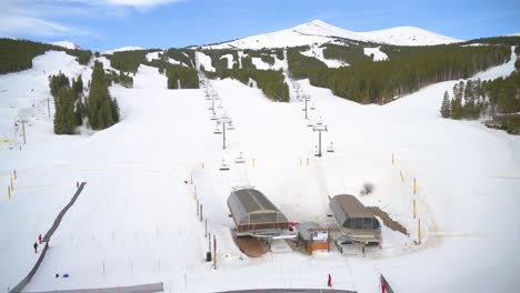 Breckenridge-Ski-Lift-carrying-passengers-to-the-top-of-ski-slope