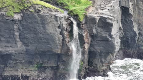 Luftaufnahme-Eines-Wasserfalls,-Der-Von-Felsen-Rollt