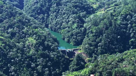 Tireo-Staudamm-Zwischen-Den-üppigen-Bonao-Bergen-In-Der-Dominikanischen-Republik