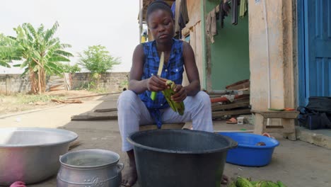 Schwarze-Afrikanische-Junge-Frau,-Die-Traditionelles-Ghanaisches-Essen-Namens-Fufu-Zubereitet