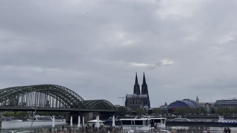 Schiff-Auf-Dem-Rhein-Vor-Der-Hozenhollandbrücke-Mit-Dem-Dom-In-Köln
