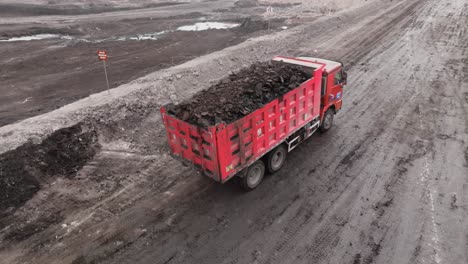 Camión-Volquete-Rojo-Cargado-Con-Carbón-En-La-Minería-Del-Carbón-En-Berau,-Indonesia