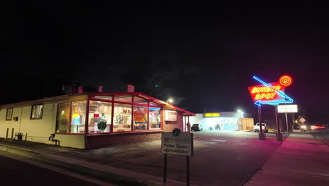 Burger-Spot-Am-Straßenrand,-Nostalgischer-Tauchgang-In-Tehachapi,-Kalifornien,-Bei-Nacht