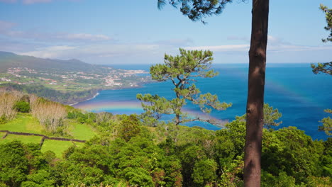 Alta-Vista-De-La-Pintoresca-Y-Vibrante-Costa-Rocosa-En-La-Isla-De-Sao-Miguel,-Azores,-Portugal