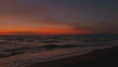Sandstrandufer-Bei-Sonnenuntergang