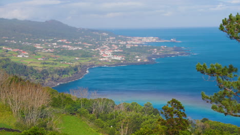 Toma-Estática-De-La-Pintoresca-Y-Vibrante-Costa-Rocosa-En-La-Isla-De-Sao-Miguel,-Azores,-Portugal.