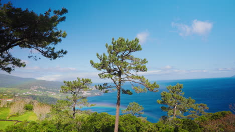 Hohe-Aussicht-Auf-Die-Malerische,-Lebendige-Felsküste-Der-Insel-Sao-Miguel,-Azoren,-Portugal