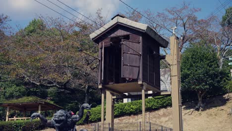Das-Japanische-Folkloremonster-Tengu-Taucht-Aus-Dem-Tsujikawayama-Park-In-Der-Stadt-Fukusaki-Auf