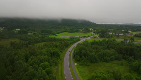 Düsterer-Himmel-über-Küstenstraßen-Inmitten-üppiger-Wälder-An-Der-Westküste-Norwegens