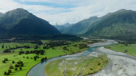 Impresionante-Vista-Aérea-Del-Paisaje-Del-Sistema-Fluvial-Trenzado-Que-Serpentea-A-Través-De-Un-Prístino-Terreno-Montañoso-De-Los-Alpes-Del-Sur-En-La-Isla-Sur-De-Nueva-Zelanda-Aotearoa