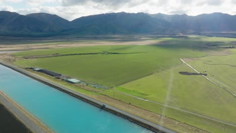 Atemberaubende-Panorama-Luftaufnahme-Des-Drehortes-„Der-Herr-Der-Ringe“-Für-Pelennor-Fields-Im-Bezirk-Mackenzie,-Südinsel-Neuseelands,-Aotearoa