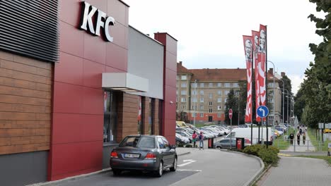 Auto-Wartet-Am-KFC-Fast-Food-Drive-in-Fenster-Auf-Die-Lieferung-Eines-Burgers