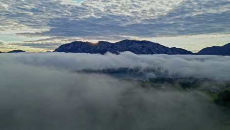 Nubes-Bajas-Sobre-El-Lago-Attersee,-Austria-Por-La-Mañana---Antena
