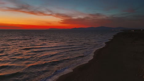 Sandstrandwellen-Bei-Sonnenuntergang