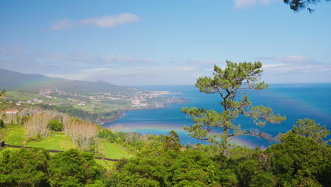 Toma-Estática-De-La-Pintoresca-Y-Vibrante-Costa-Rocosa-En-La-Isla-De-Sao-Miguel,-Azores,-Portugal.