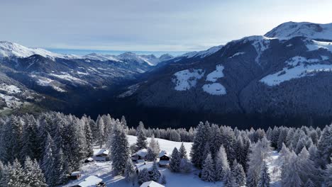 Panorama-Drohnenaufnahme-Der-Schneebedeckten-Schweizer-Berge-An-Einem-Sonnigen-Tag-Im-Churer-Gebiet---Aufsteigende-Weitwinkelaufnahme