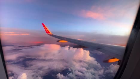 Blick-Auf-Die-Schönheit-Des-Sonnenaufgangshimmels-Hinter-Dem-Fenster-Eines-Airasia-Flugzeugs,-Das-über-Das-Malaysische-Festland-Fliegt