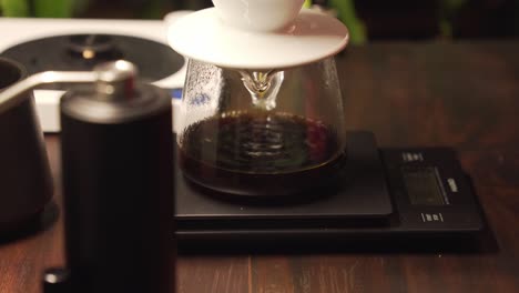Schwarzer-Kaffee-Tropft-Langsam-Durch-Keramiktropfer-Und-Filter-In-Die-Glaskaraffe