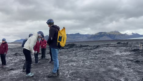 Muchos-Turistas-Esperando-Para-Entrar-En-La-Cueva-De-Hielo-Azul-En-El-Glaciar-Vatnajökull