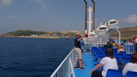 Gente-De-Turismo-Haciendo-Fotografías-En-El-Barco-Cerca-Del-Puerto-De-Mgarr-En-Malta
